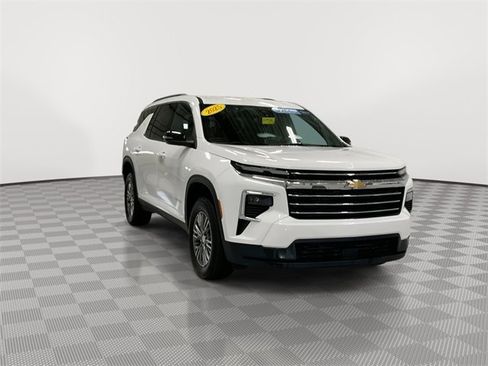 Certified 2025 Chevrolet Traverse LT image 2
