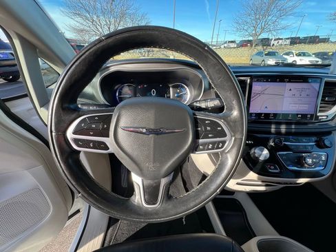 Used 2022 Chrysler Pacifica Touring-L w/ Uconnect Theater Family Group image 40