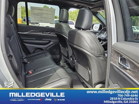 New 2025 Jeep Grand Cherokee Limited w/ Black Appearance Package image 17