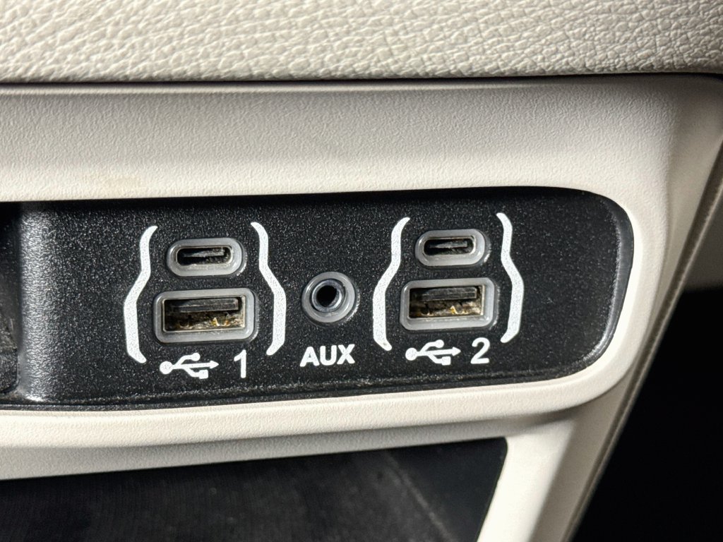 Used 2023 Chrysler Pacifica Touring-L FWD image 18