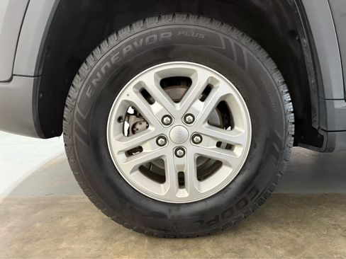 Used 2024 Jeep Grand Cherokee Laredo AWD/4WD image 10