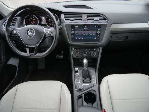 Used 2018 Volkswagen Tiguan SE w/ Panoramic Sunroof Package image 10