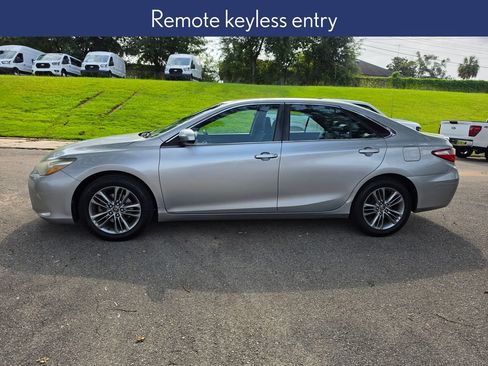 Used 2015 Toyota Camry SE FWD image 2