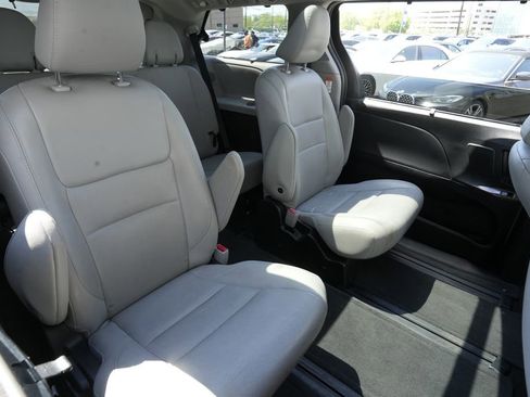 Used 2017 Toyota Sienna AWD image 29