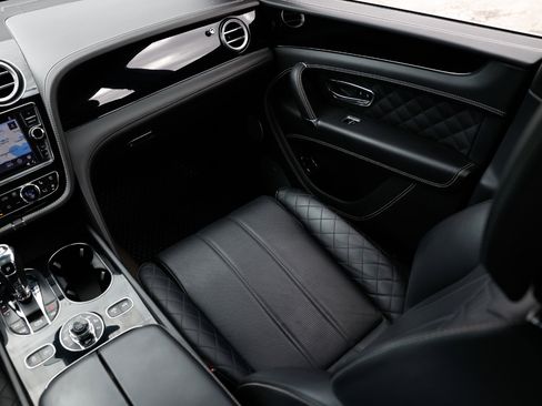 Used 2018 Bentley Bentayga W12 SIGNATURE image 24