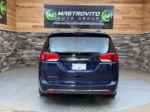 Used 2018 Chrysler Pacifica Touring-L FWD image 10