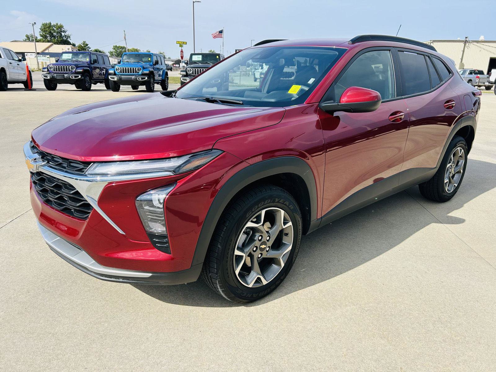 Used 2025 Chevrolet Trax LT FWD image 30