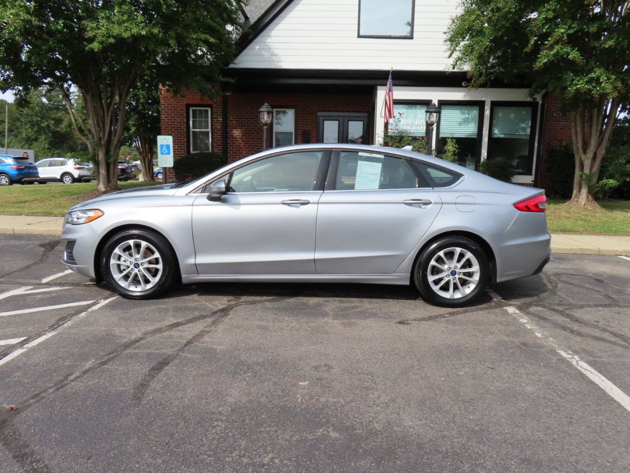 Used 2020 Ford Fusion SE FWD image 3