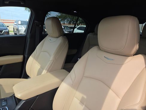 Used 2024 Cadillac XT4 Luxury w/ Cold Weather Package FWD image 9