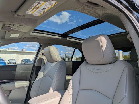 Used 2023 Cadillac XT4 Luxury w/ Cold Weather Package AWD/4WD image 15