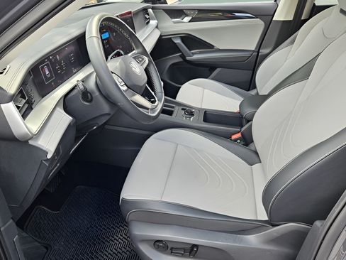 Certified 2025 Volkswagen Tiguan SE AWD/4WD image 12
