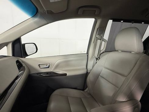 Used 2017 Toyota Sienna XLE Premium FWD image 18