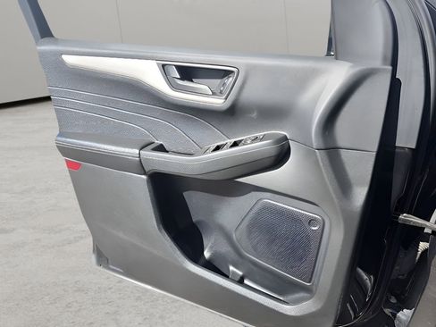 Used 2022 Ford Escape SE w/ Cold Weather Package image 17