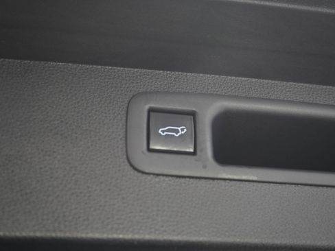 Used 2021 Toyota Highlander XLE AWD/4WD image 11