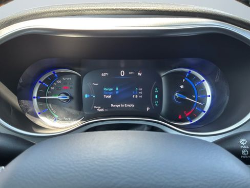 Used 2025 Chrysler Pacifica Premium FWD image 12