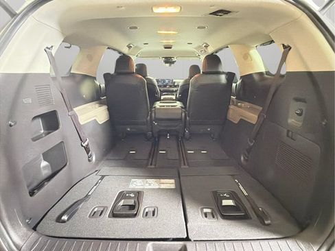 Used 2025 Kia Carnival EX FWD image 32