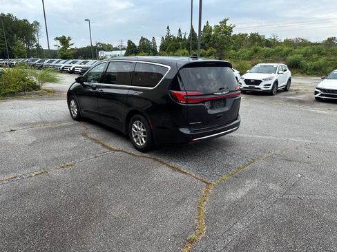 Used 2023 Chrysler Pacifica Touring-L FWD image 3