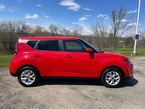 Certified 2023 Kia Soul LX w/ LX Technology Package FWD image 2