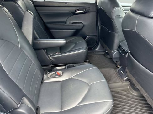 Used 2021 Toyota Highlander XLE FWD image 18