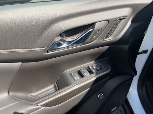 Used 2023 GMC Acadia SLT w/ Preferred Package image 18