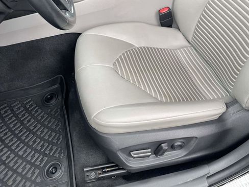 Used 2022 Toyota Camry SE FWD image 13