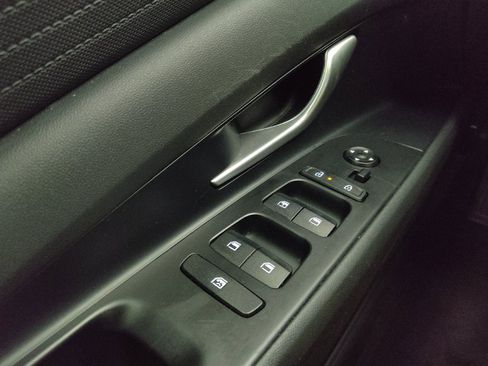 Used 2025 Hyundai Elantra SE image 25