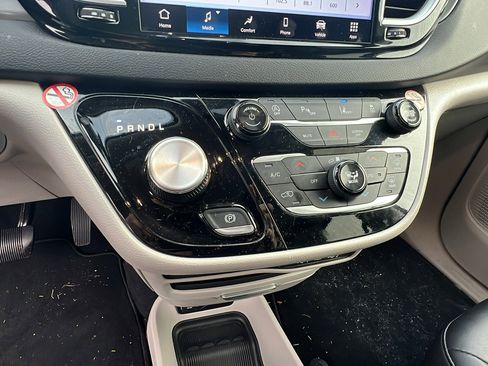 Used 2024 Chrysler Pacifica Touring-L image 31