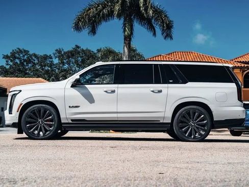 Used 2025 Cadillac Escalade ESV V AWD/4WD image 4