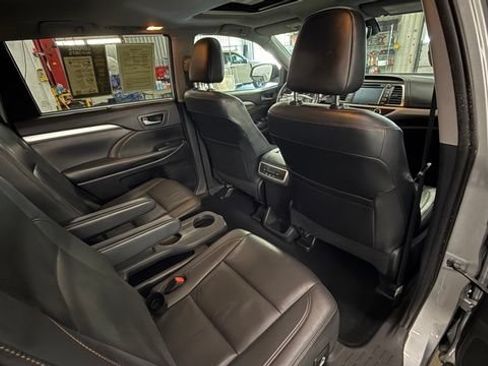 Used 2019 Toyota Highlander XLE FWD image 30