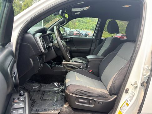 Used 2021 Toyota Tacoma TRD Sport AWD/4WD image 10