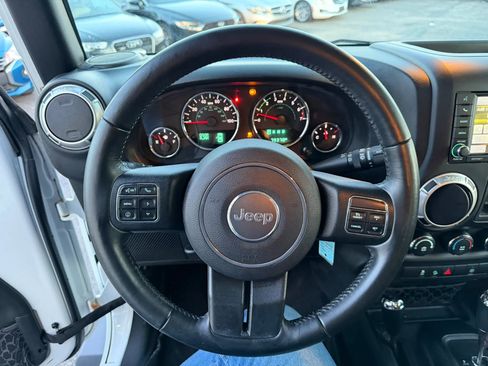 Used 2017 Jeep Wrangler Unlimited Sahara w/ Connectivity Group AWD/4WD image 33