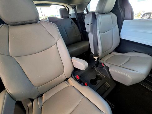 Used 2026 Toyota Sienna XLE FWD image 73