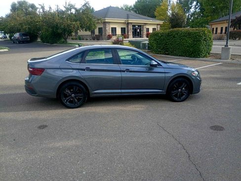 Used 2023 Volkswagen Jetta SE w/ Panoramic Sunroof Package image 6