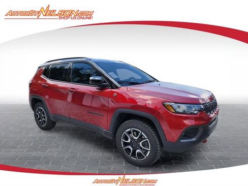 Used 2025 Jeep Compass Trailhawk AWD/4WD image 1