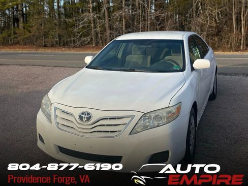 Used 2010 Toyota Camry LE image 1