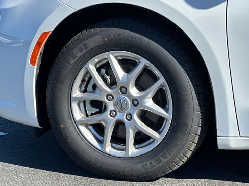 Used 2024 Chrysler Pacifica Touring-L FWD image 27