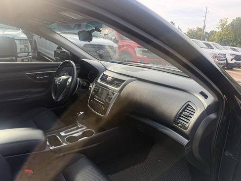 Used 2018 Nissan Altima 2.5 SR FWD image 9