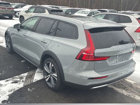 Used 2025 Volvo V60 B5 Cross Country Plus image 5