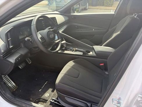 Used 2025 Hyundai Elantra Sport FWD image 8