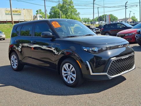 Used 2025 Kia Soul LX FWD image 3