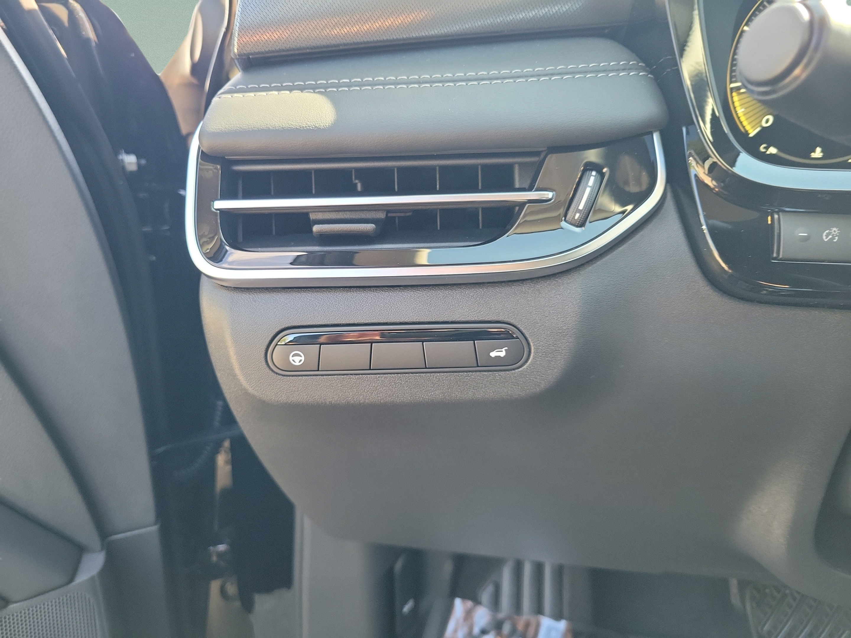 New 2027 INFINITI QX60 Luxe w/ Cargo Package FWD image 13