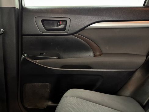 Used 2015 Toyota Highlander LE image 32