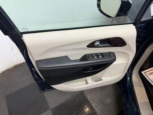 Used 2023 Chrysler Pacifica Limited image 14