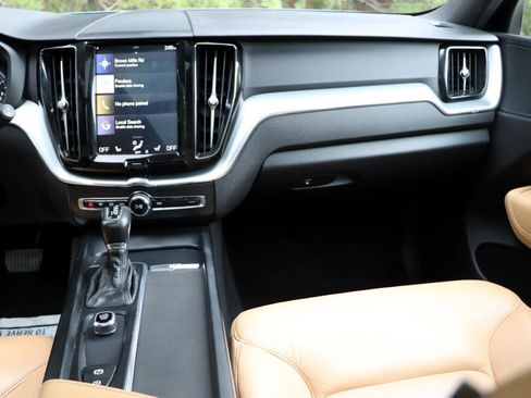 Used 2018 Volvo XC60 T5 Momentum w/ Vision Package image 17