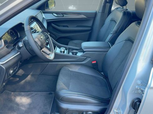 New 2025 Jeep Grand Cherokee Altitude image 5