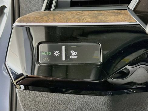 Used 2019 Audi e-tron Prestige w/ Prestige Package AWD/4WD image 10