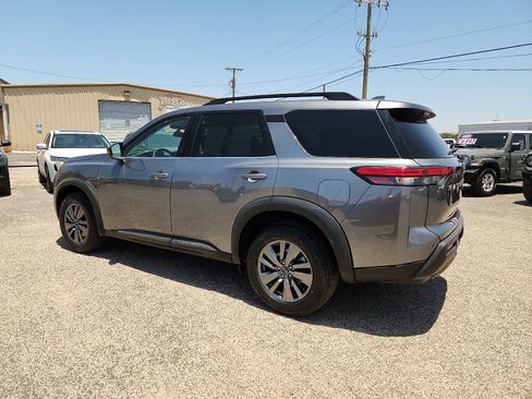 Used 2024 Nissan Pathfinder SV FWD image 4