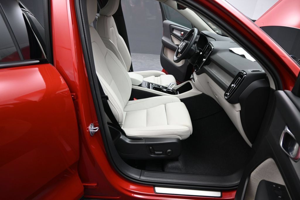 Used 2024 Volvo XC40 B5 Plus w/ Climate Package AWD/4WD image 23