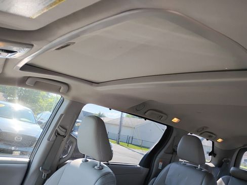 Used 2017 Toyota Sienna XLE AWD/4WD image 17