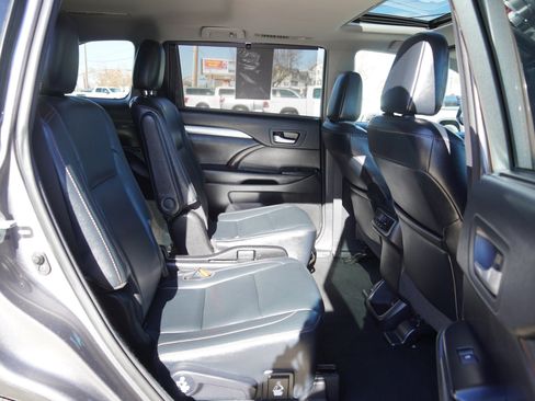 Used 2018 Toyota Highlander XLE image 26